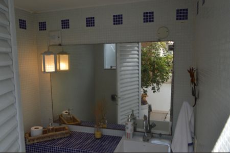 Casa à venda com 377m², 5 quartos e 4 vagas Casa à venda com 377m², 5 quartos e 4 vagasBanheiro da Piscina