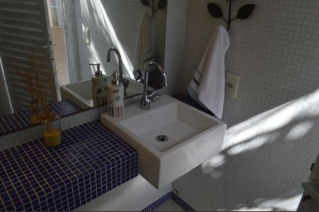 Casa à venda com 377m², 5 quartos e 4 vagas Casa à venda com 377m², 5 quartos e 4 vagasBanheiro da Piscina