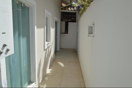 Casa à venda com 377m², 5 quartos e 4 vagas Casa à venda com 377m², 5 quartos e 4 vagasCorredor