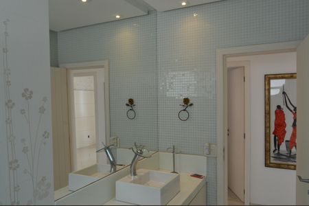 Casa à venda com 377m², 5 quartos e 4 vagas Casa à venda com 377m², 5 quartos e 4 vagasBanheiro Social