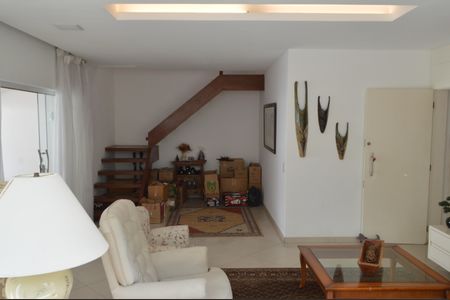 Casa à venda com 377m², 5 quartos e 4 vagas Casa à venda com 377m², 5 quartos e 4 vagasSala