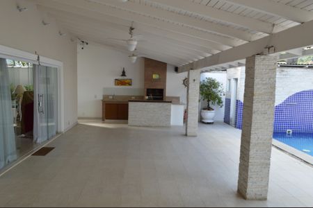 Casa à venda com 377m², 5 quartos e 4 vagas Casa à venda com 377m², 5 quartos e 4 vagasÁrea comum - Piscina