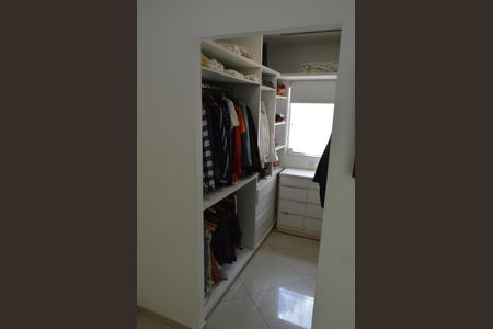Casa à venda com 377m², 5 quartos e 4 vagas Casa à venda com 377m², 5 quartos e 4 vagasCloset da Suíte
