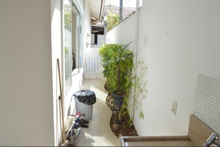 Casa à venda com 377m², 5 quartos e 4 vagas Casa à venda com 377m², 5 quartos e 4 vagasCorredor