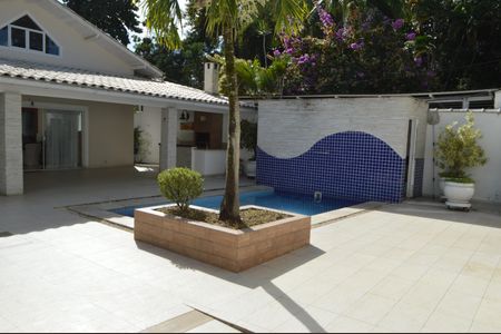 Casa à venda com 377m², 5 quartos e 4 vagas Casa à venda com 377m², 5 quartos e 4 vagasÁrea comum - Piscina