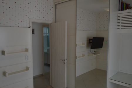 Casa à venda com 377m², 5 quartos e 4 vagas Casa à venda com 377m², 5 quartos e 4 vagasQuarto 2