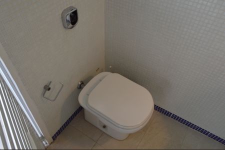 Casa à venda com 377m², 5 quartos e 4 vagas Casa à venda com 377m², 5 quartos e 4 vagasBanheiro da Piscina