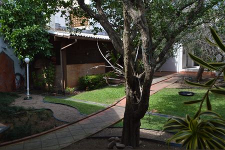 Casa à venda com 377m², 5 quartos e 4 vagas Casa à venda com 377m², 5 quartos e 4 vagasQuintal