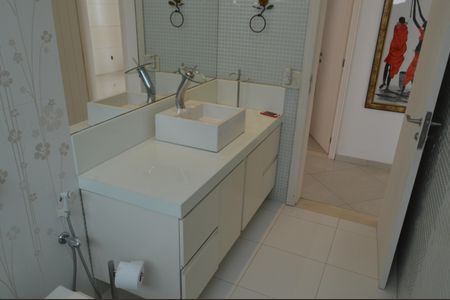 Casa à venda com 377m², 5 quartos e 4 vagas Casa à venda com 377m², 5 quartos e 4 vagasBanheiro Social