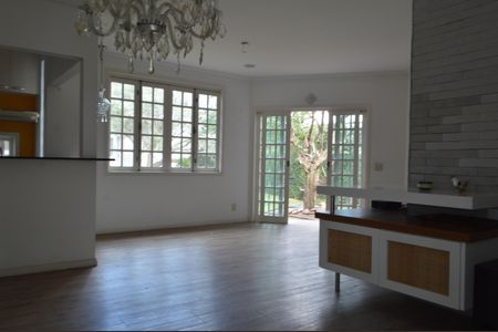 Casa à venda com 377m², 5 quartos e 4 vagas Casa à venda com 377m², 5 quartos e 4 vagasEdícula