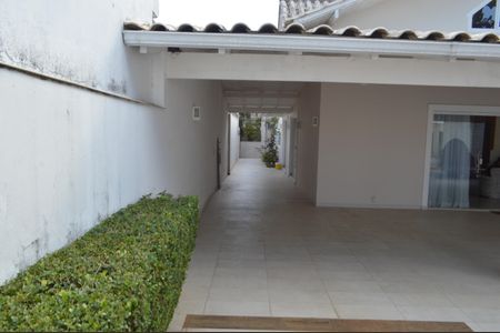 Casa à venda com 377m², 5 quartos e 4 vagas Casa à venda com 377m², 5 quartos e 4 vagasGaragem