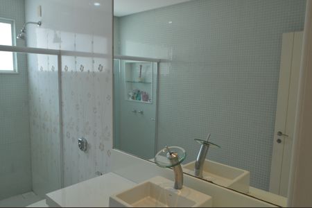 Casa à venda com 377m², 5 quartos e 4 vagas Casa à venda com 377m², 5 quartos e 4 vagasBanheiro Social