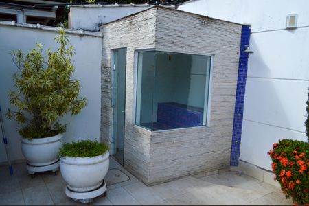 Casa à venda com 377m², 5 quartos e 4 vagas Casa à venda com 377m², 5 quartos e 4 vagasÁrea comum - Piscina