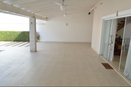 Casa à venda com 377m², 5 quartos e 4 vagas Casa à venda com 377m², 5 quartos e 4 vagasGaragem