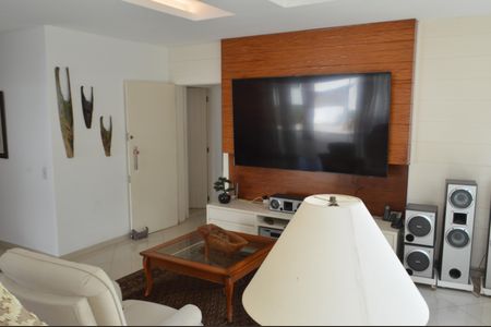 Casa à venda com 377m², 5 quartos e 4 vagas Casa à venda com 377m², 5 quartos e 4 vagasSala