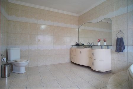 Casa à venda com 320m², 3 quartos e 2 vagasBanheiro da Suíte