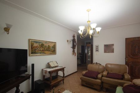 Casa à venda com 240m², 5 quartos e 5 vagas Casa à venda com 240m², 5 quartos e 5 vagasSala