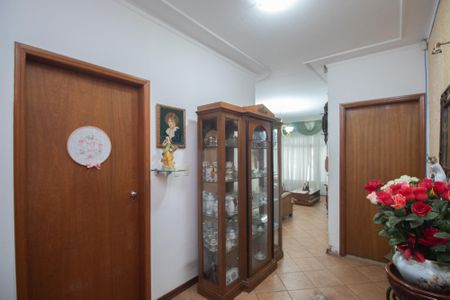 Casa à venda com 240m², 5 quartos e 5 vagas Casa à venda com 240m², 5 quartos e 5 vagasHall