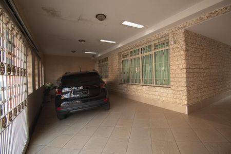 Casa à venda com 240m², 5 quartos e 5 vagas Casa à venda com 240m², 5 quartos e 5 vagasGaragem