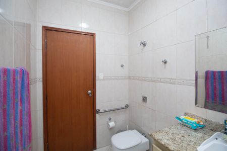 Casa à venda com 240m², 5 quartos e 5 vagas Casa à venda com 240m², 5 quartos e 5 vagasBanheiro 2