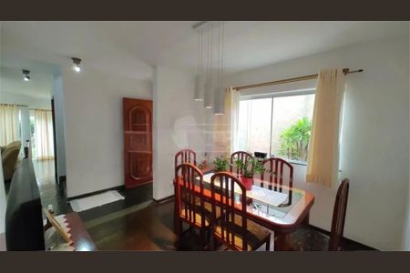 Casa à venda com 211m², 4 quartos e 4 vagas
