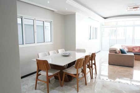 Casa à venda com 438m², 4 quartos e 6 vagasSala