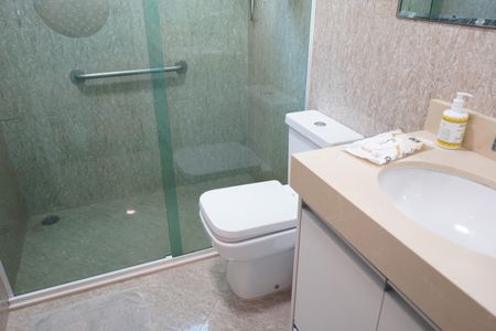 Casa à venda com 438m², 4 quartos e 6 vagasBanheiro da Suíte 4