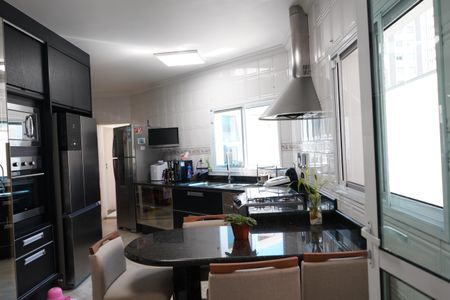 Casa à venda com 438m², 4 quartos e 6 vagasCozinha