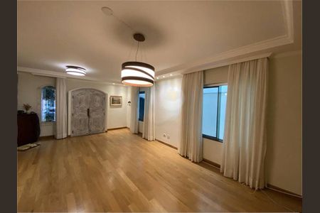 Casa à venda com 230m², 3 quartos e 2 vagas