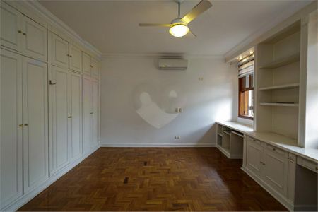 Casa à venda com 323m², 3 quartos e 2 vagas