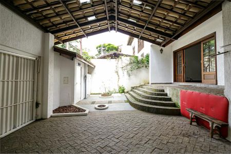 Casa à venda com 323m², 3 quartos e 2 vagas