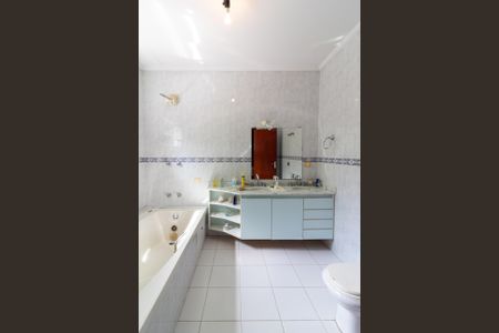 Casa à venda com 261m², 4 quartos e 5 vagasBanheiro Suíte 2