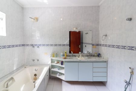 Casa à venda com 261m², 4 quartos e 5 vagasBanheiro Suíte 2