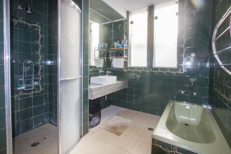 Casa à venda com 500m², 6 quartos e 5 vagasBanheiro da Suíte 2