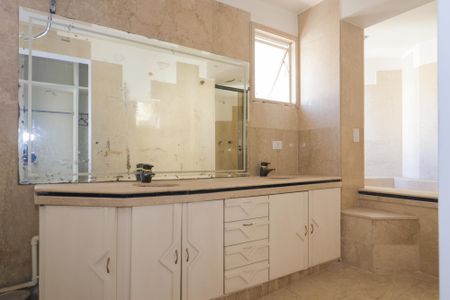 Apartamento à venda com 366m², 3 quartos e 4 vagas Apartamento à venda com 366m², 3 quartos e 4 vagasBanheiro da Suíte 1