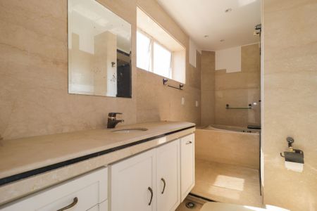 Apartamento à venda com 366m², 3 quartos e 4 vagas Apartamento à venda com 366m², 3 quartos e 4 vagasBanheiro da Suíte 2