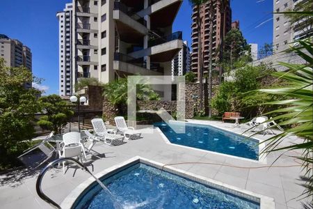 Apartamento à venda com 366m², 3 quartos e 4 vagas Apartamento à venda com 366m², 3 quartos e 4 vagasÁrea comum - Piscina