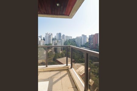 Apartamento à venda com 366m², 3 quartos e 4 vagas Apartamento à venda com 366m², 3 quartos e 4 vagasVista da Suíte 2