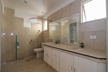 Apartamento à venda com 366m², 3 quartos e 4 vagas Apartamento à venda com 366m², 3 quartos e 4 vagasBanheiro da Suíte 1