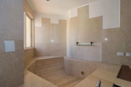 Apartamento à venda com 366m², 3 quartos e 4 vagas Apartamento à venda com 366m², 3 quartos e 4 vagasBanheiro da Suíte 1