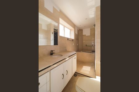 Apartamento à venda com 366m², 3 quartos e 4 vagas Apartamento à venda com 366m², 3 quartos e 4 vagasBanheiro da Suíte 2