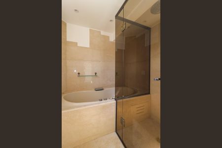 Apartamento à venda com 366m², 3 quartos e 4 vagas Apartamento à venda com 366m², 3 quartos e 4 vagasBanheiro da Suíte 2