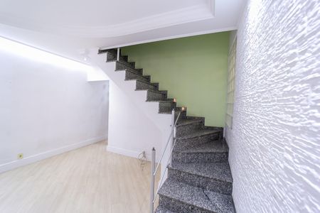 Casa à venda com 119m², 3 quartos e 2 vagasEscada