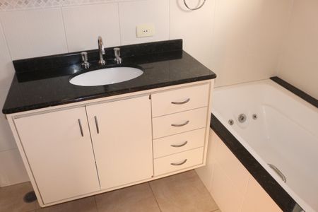 Casa à venda com 312m², 3 quartos e 8 vagasBanheiro da Suíte 1