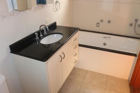 Casa à venda com 312m², 3 quartos e 8 vagasBanheiro da Suíte 1