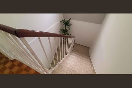 Casa à venda com 200m², 4 quartos e 2 vagasEscada