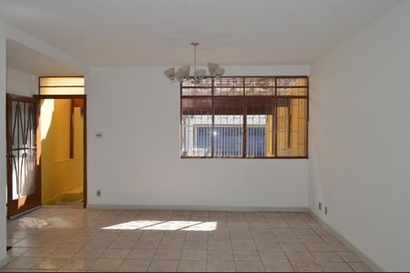 Casa à venda com 111m², 3 quartos e 2 vagasSala