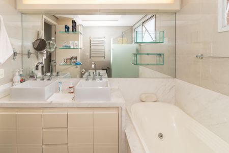 Apartamento à venda com 140m², 3 quartos e 3 vagasBanheiro da Suíte 1