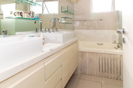 Apartamento à venda com 140m², 3 quartos e 3 vagasBanheiro da Suíte 1