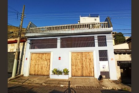 Casa à venda com 160m², 3 quartos e 3 vagas Casa à venda com 160m², 3 quartos e 3 vagasFachada